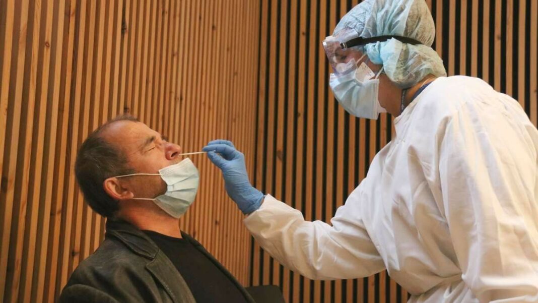 Un home fent-se una prova amb test d'antígens