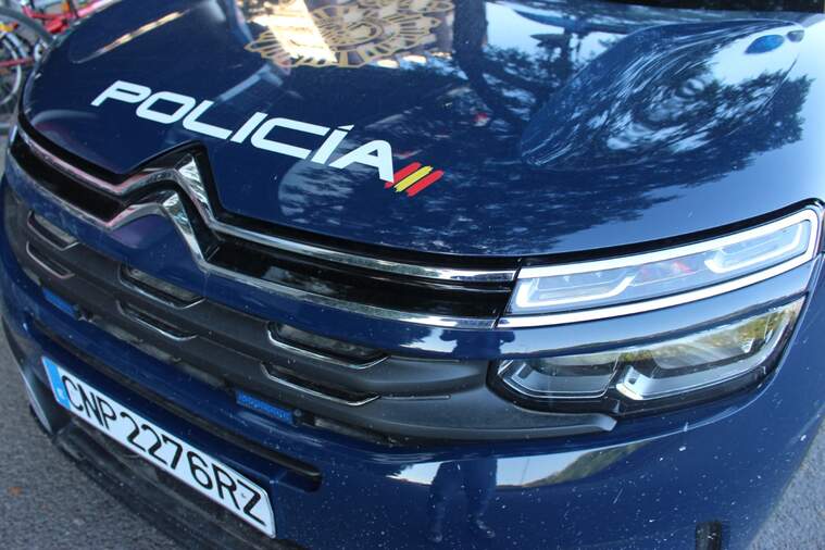La Policia Nacional deté a un home després de provocar desordres al carrer i empényer a un agent