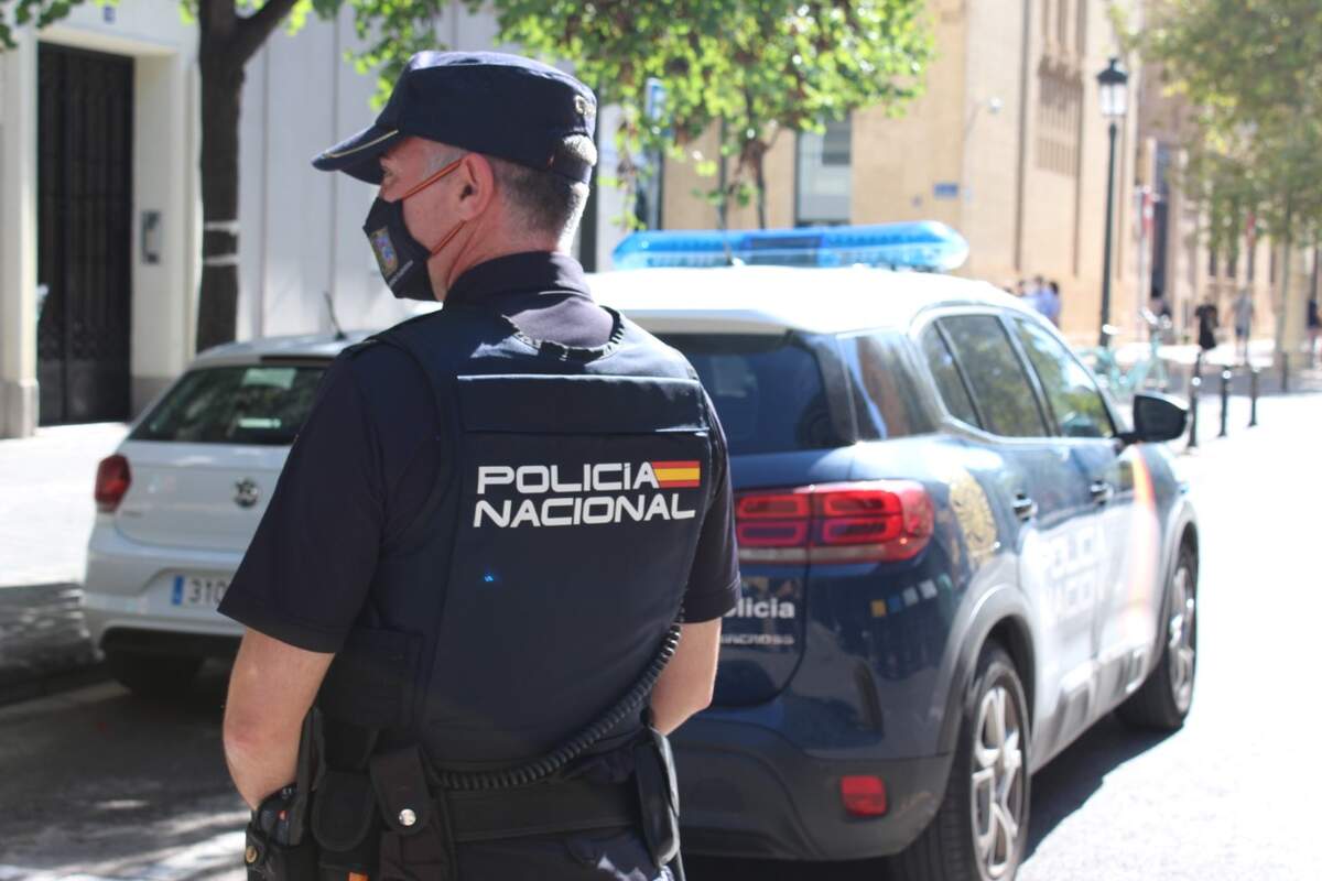La Policia Nacional deté a un home després d'agredir a la seua parella i a un agent