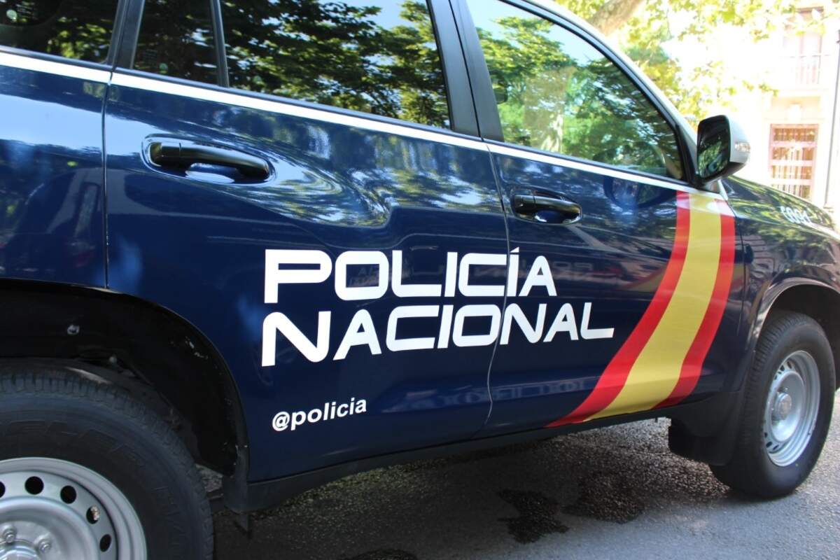 La Policia Nacional deté a un home per llançar droga als interns del CIE