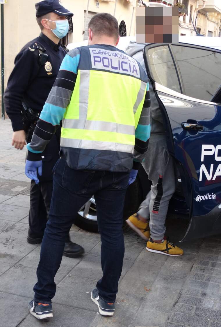 Policia Nacional de ValÃ¨ncia en el carrer, pujant al cotxe als detinguts