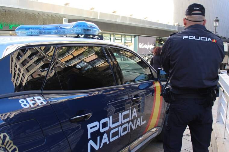 La Policia Nacional deté a una dona amb una ordre d'ingrés a la presó després de cometre nombrosos furts