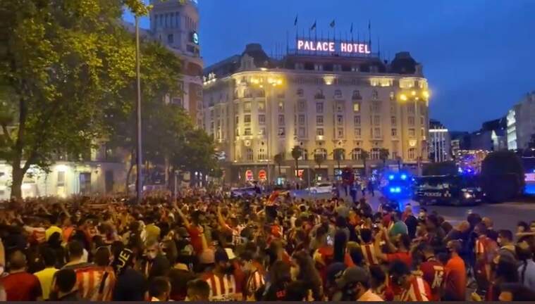 Aficionats celebrant que l'Atleti és campió