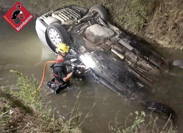 Cotxe atrapat en el canal d'aigua