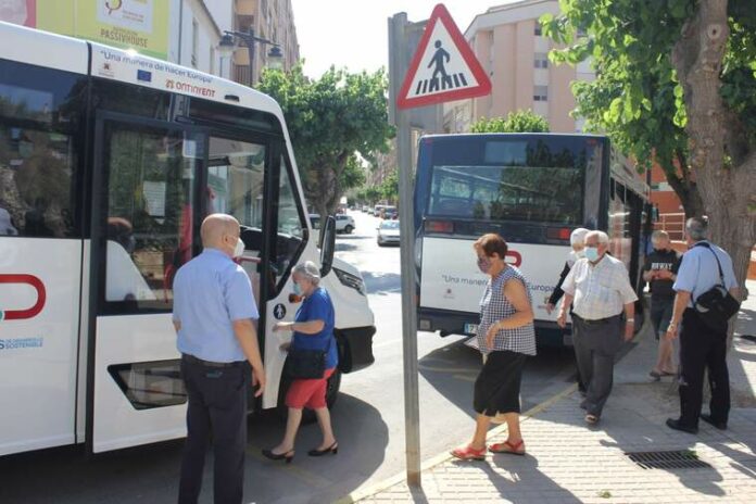 Persones agafant el bus gratuït d'Ontinyent