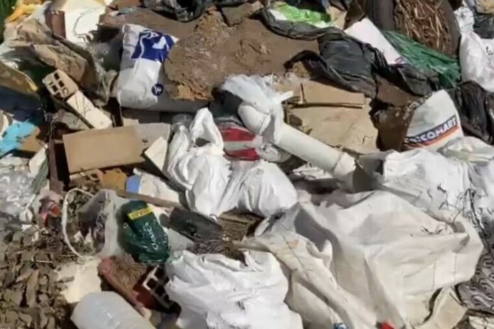 Veïns de la Marjaleria de Castelló viuen amb fem en la porta de casa