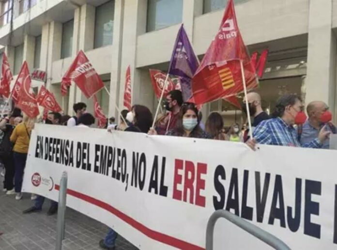 Treballadors d'H&M manifesta'n-se amb la pancarta "En defensa del treball, no al ERE salvatge" Treballadors d'H&M manifesta'n-se amb la pancarta "En defensa del treball, no al ERE salvatge"