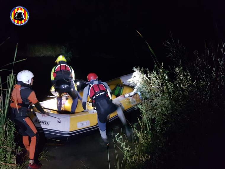 Els Bombers han rescatat a una parella desapareguda al riu Túria
