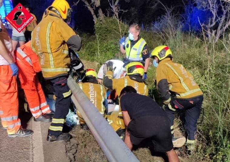 Rescatant motorista en estat greu | Imatge Consorci de Bombers Alacant