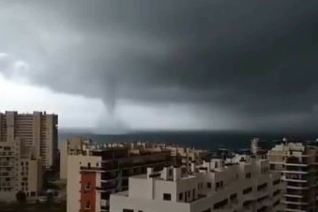 Espectacular tornado en la platja de Sant Joan en Alacant