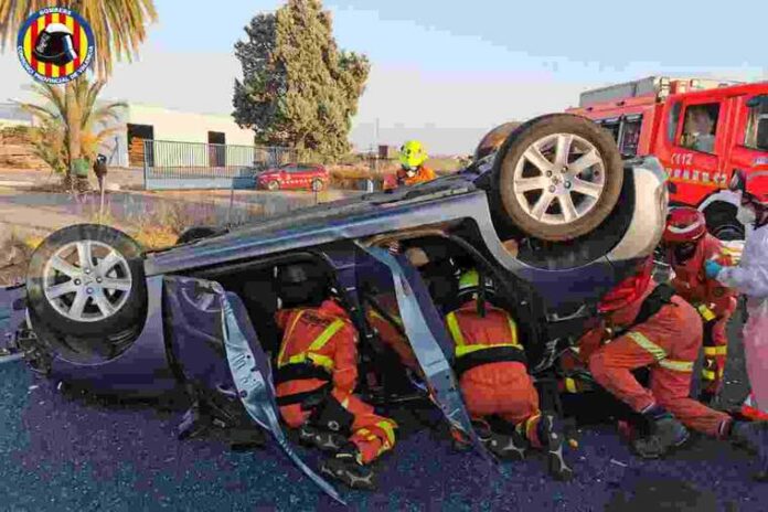 Accident de trànsit entre un cotxe i una furgoneta en Torrent Accident de trànsit entre un cotxe i una furgoneta en Torrent