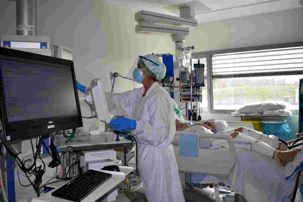 Un dels boxs de l'UCI de l'hospital Santa Caterina de Salt amb un pacient ingressat per coronavirus