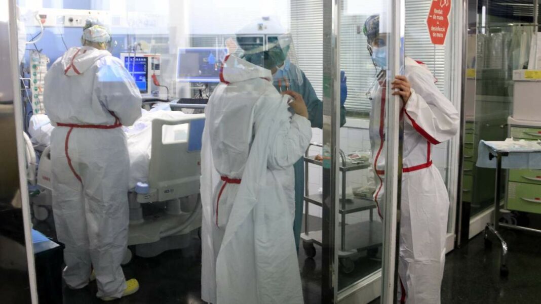 Professionals sanitàries de l'Hospital del Mar atenent un pacient ingressat a l'UCI amb covid-19, en la tercera onada de la pandèmia del coronavirus