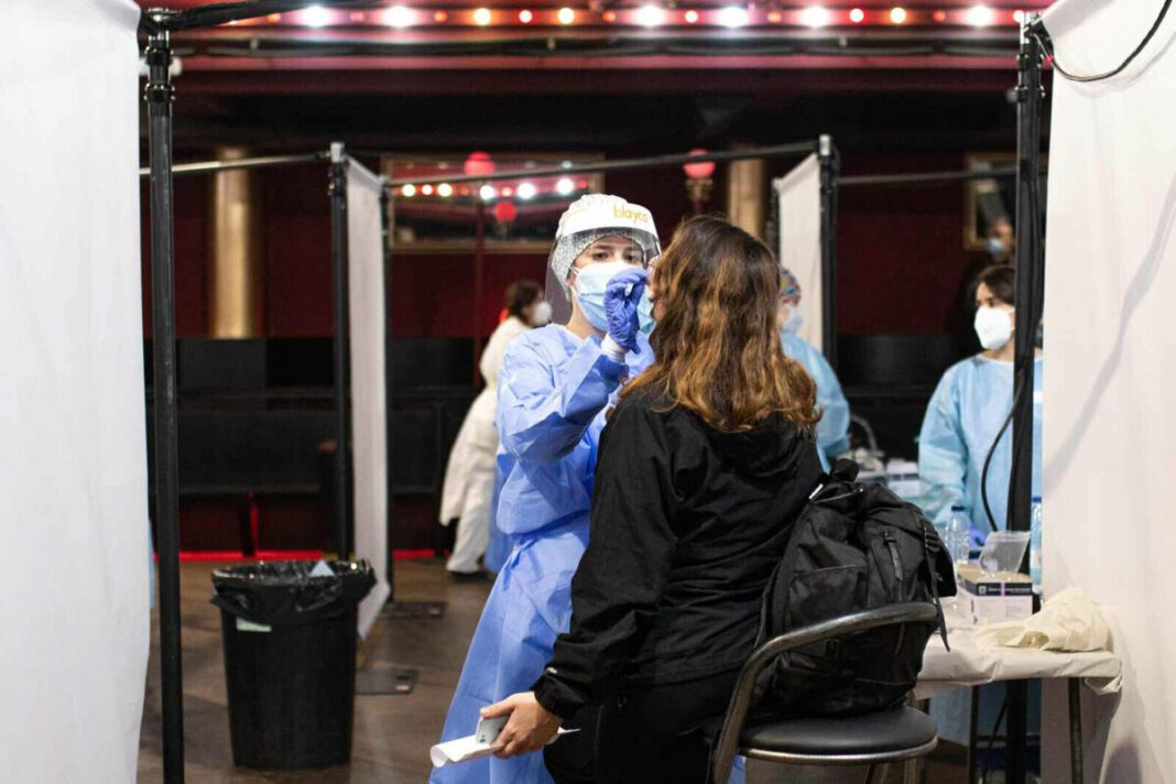 Les vacunes ajuden a prevenir contagis nous, però no els eviten.