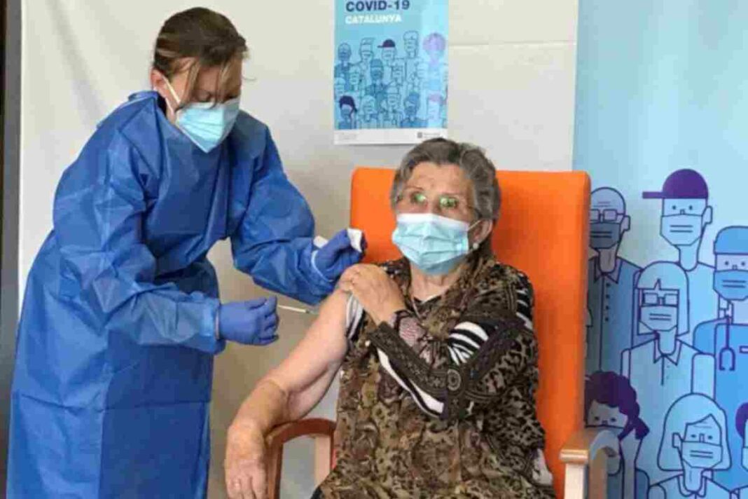 Leocàdia, de la residència Nostra Senyora de Ribera de la Pobla de Segur, rebent la segona dosi de la vacuna de Pfizer contra la Covid-19