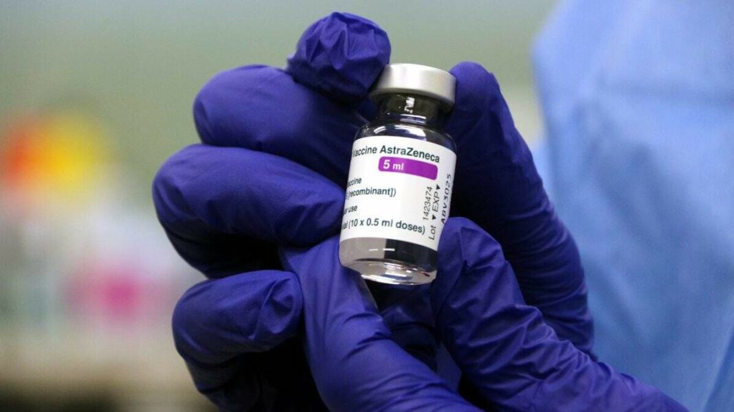 Una ampolleta de la vacuna contra la covid-19 d'AstraZeneca, que conté deu dosis, a les mans d'un infermer