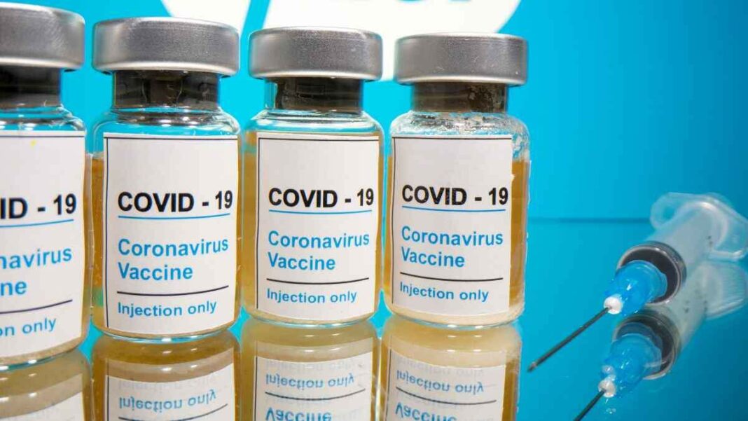 Vials amb l'etiqueta 'COVID-19 / vacuna contra el coronavirus / només per injecció' i una xeringa mèdica