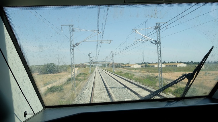 Imatge d'un tram de doble via de la variant de Vandellòs des de la cabina del tren.