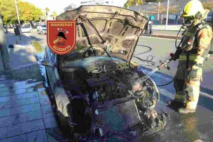 Cotxe incendiat en Alacant Cotxe incendiat en Alacant