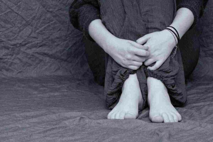 Va amenaçar en tirar-la per la finestra