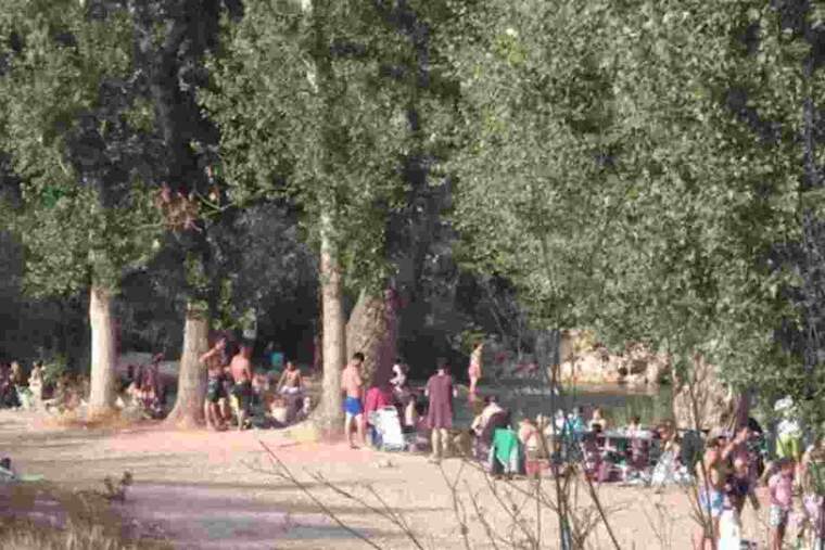 Banyistes concentrats en la zona del riu