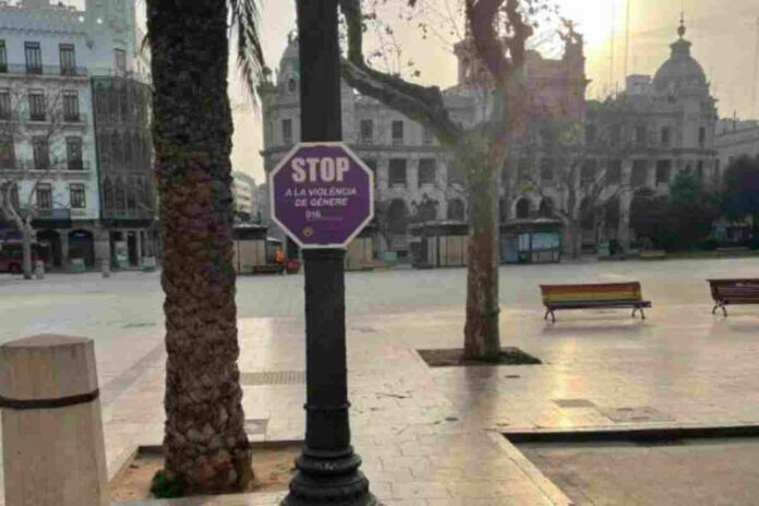L'Ajuntament de València ha instal·lat plaques en la ciutat del Túria per a conscienciar sobre la gravetat de la violència de gènere
