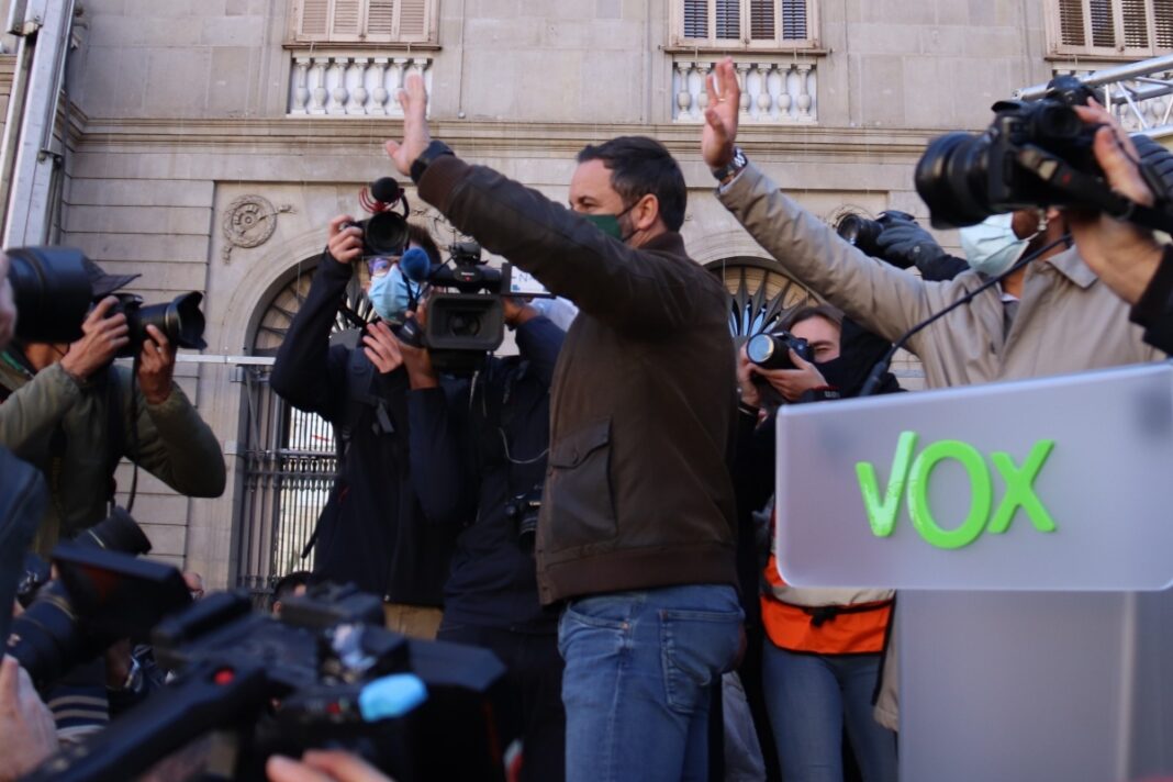 Pla lateral del president de Vox Santiago Abascal en un acte a la plaça Sant Jaume de Barcelona
