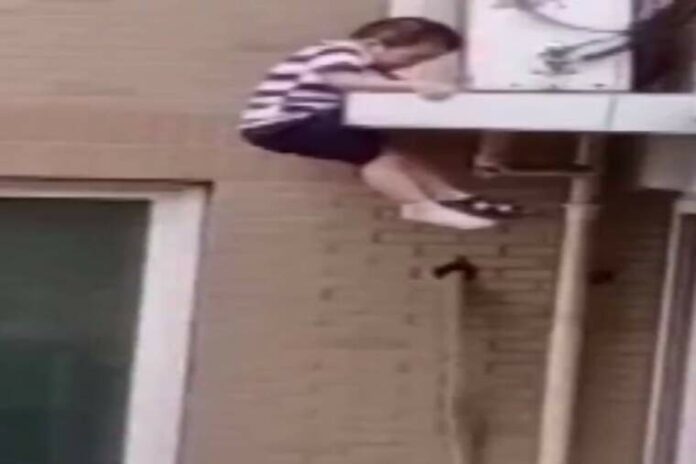 El xiquet estava soles en casa