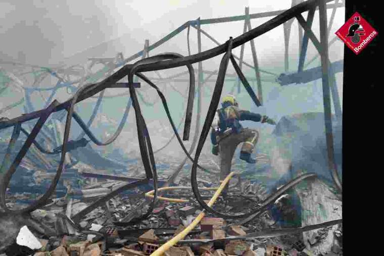 Incendi en una fàbrica de Xixona