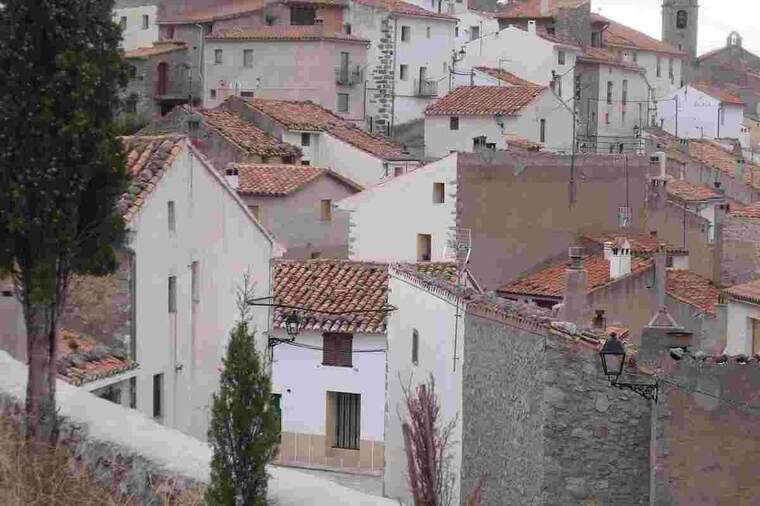 Troben el cos d'un home sense vida en un poble de Castelló