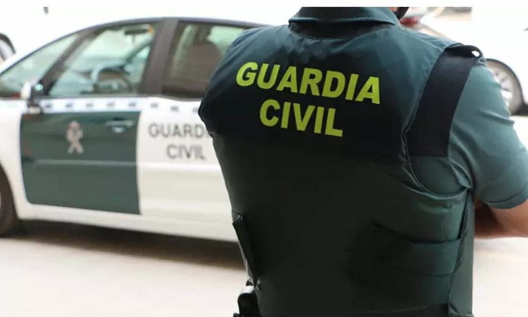 24/11/2024 Un agente de la Guardia Civil de espaldas en imagen de archivo. SOCIEDAD GUARDIA CIVIL