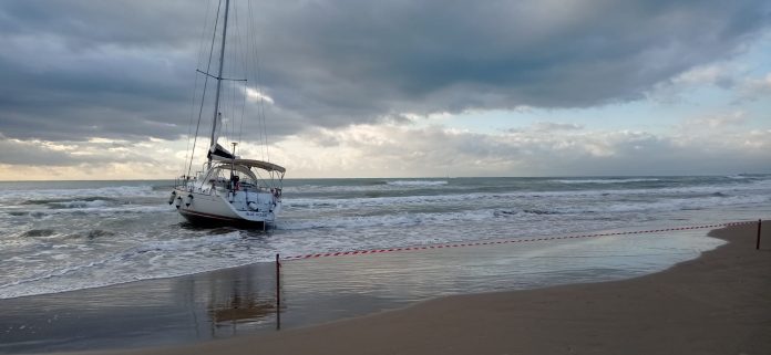 Un velero encalla en la playa El Racó de Cullera (Valencia) arrastrado durante el temporal