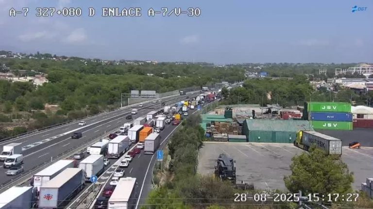 Un abast entre dos camions i diversos cotxes talla un carril de la A-7 a Godella