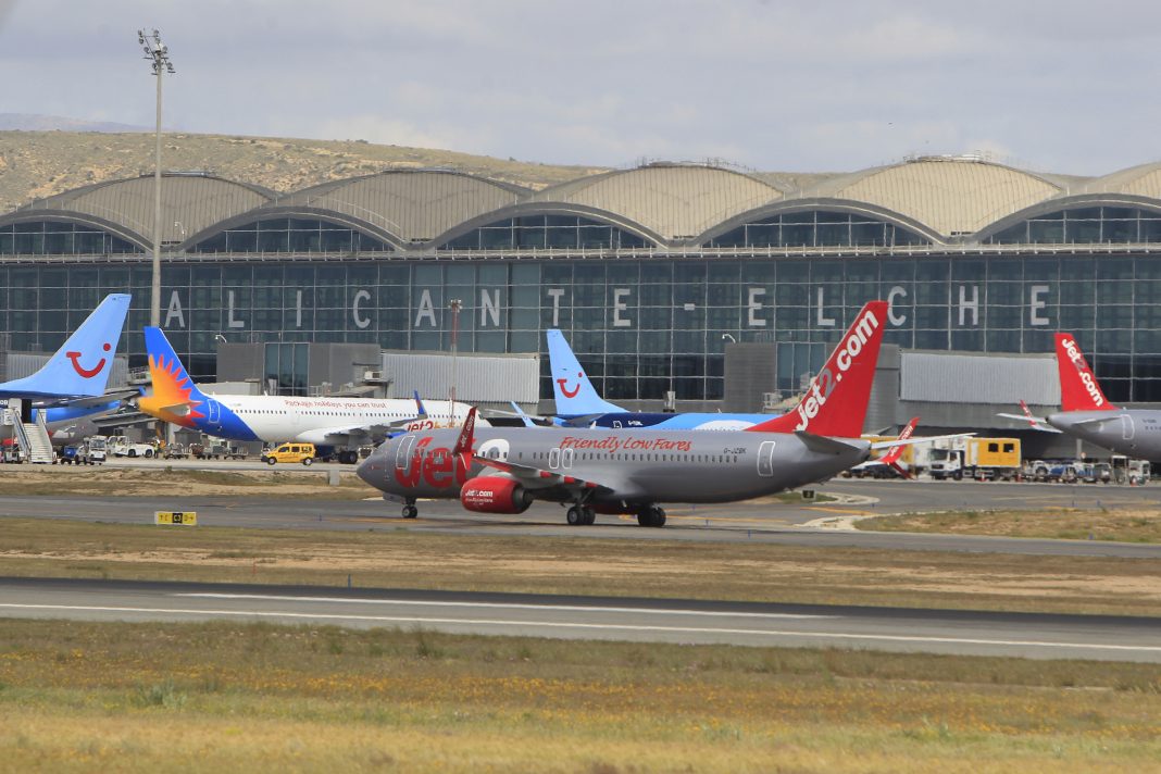 Un dron cerca de la pista de despegue cierra el aeropuerto de Alicante casi dos horas