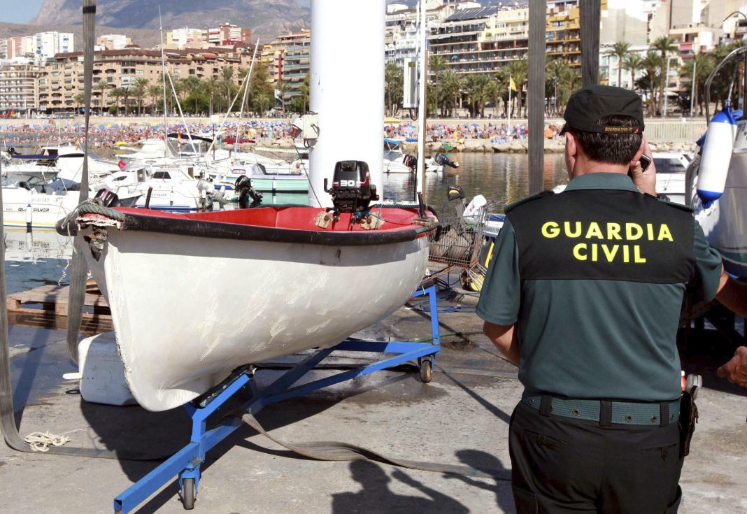 Rescatados seis migrantes de una patera cerca del faro de Santa Pola (Alicante)