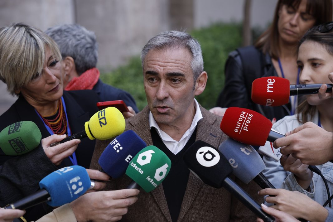 Barrachina defiende a Mazón durante la dana y pide