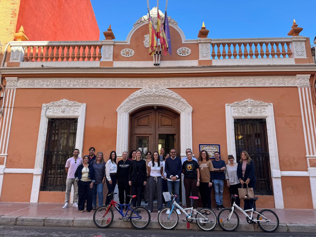 La Fundación Alberto Contador reparte 55 bicicletas a menores afectados por la dana