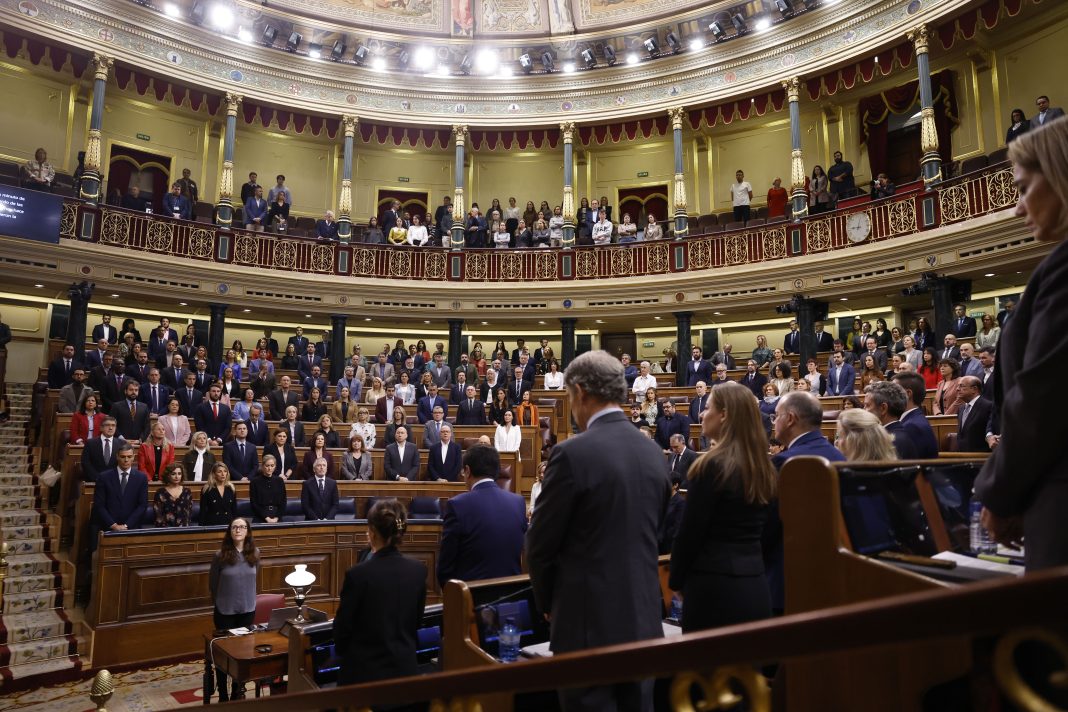 El Congreso guarda un minuto de silencio por los 237 fallecidos en la dana