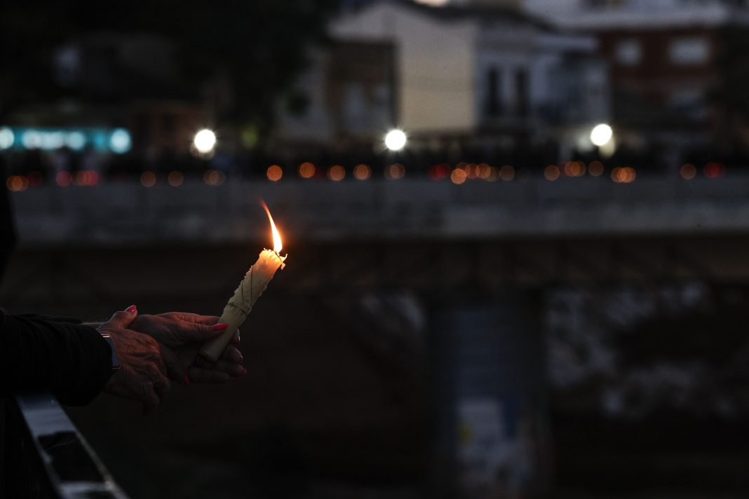 Vountarios y vecinos recuerdan con una cadena humana a las víctimas de la dana en Paiporta