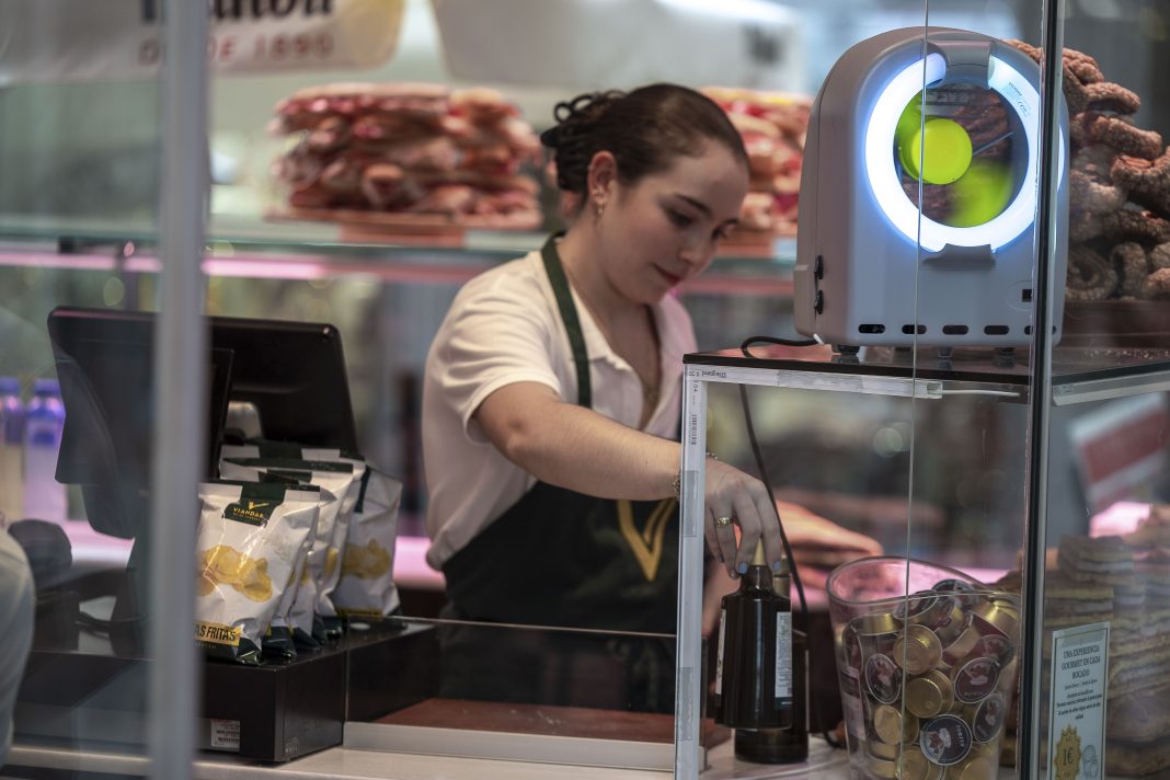 Consell y patronal destacan el dinamismo económico y sindicatos, que sigue la desigualdad