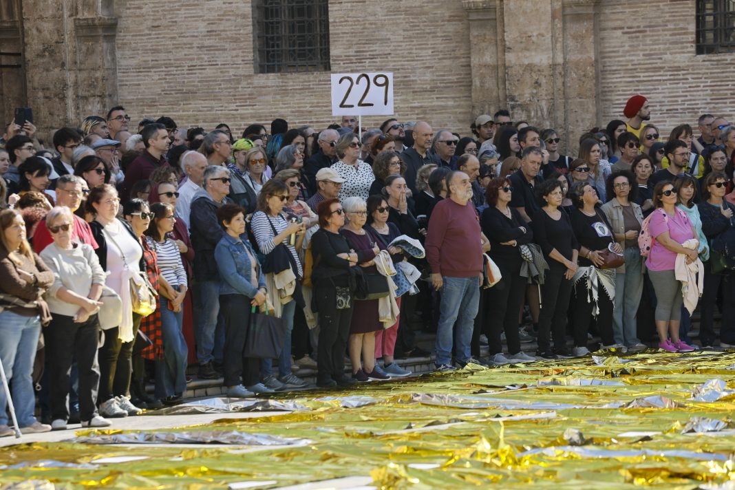 Un centenar de personas acompaña a funcionaria que perdió a su marido y su hija en la dana