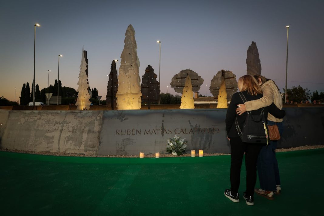 Un bosque de acero, velas y flores recuerdan a las once fallecidos por la dana en Torrent