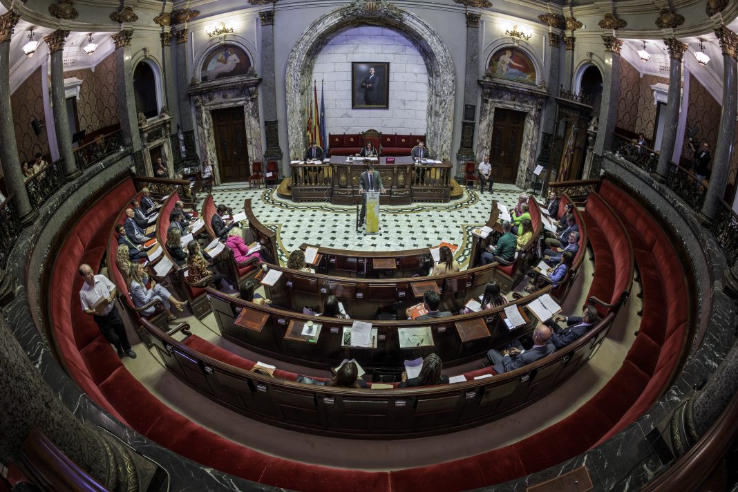 Vox se suma a la oposición de València y el pleno rechaza la nueva ordenanza de ZBE