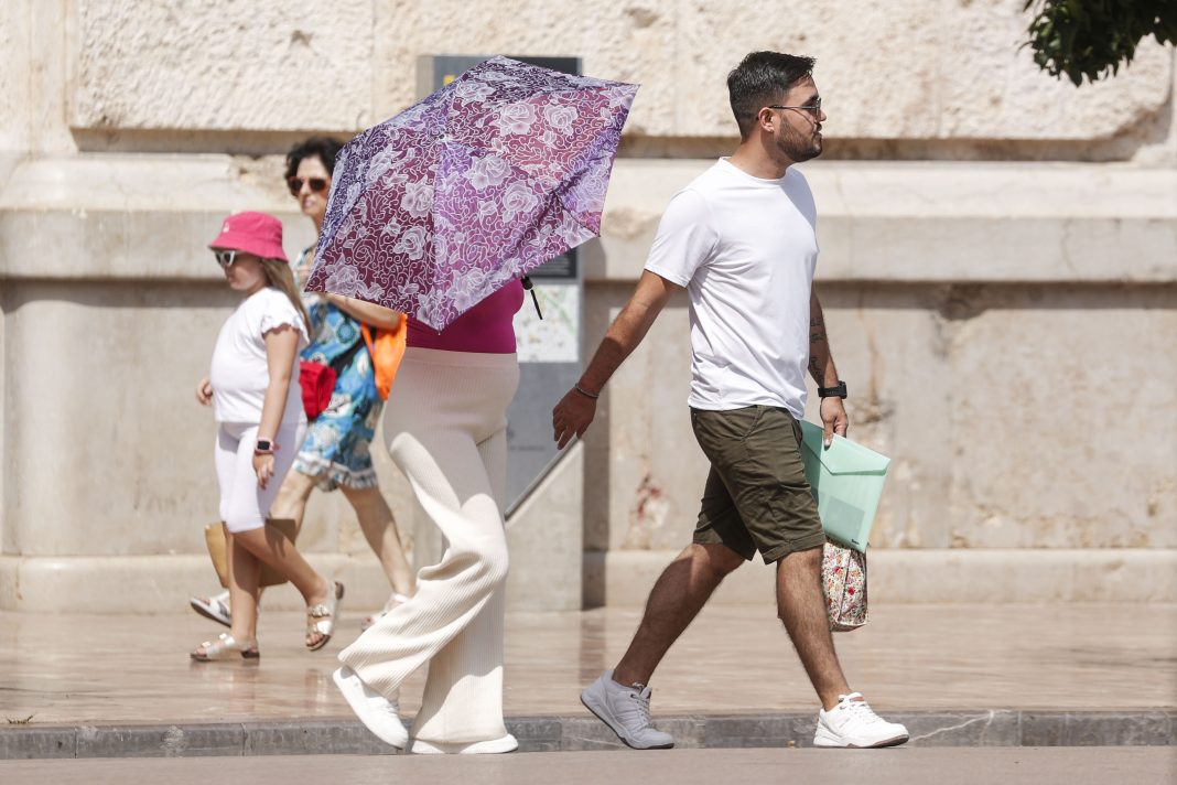 Bajan las máximas, hasta 7 grados en Castellón, pero aún superan los 30 grados en Orihuela