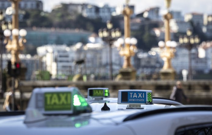 Comienza la manifestación de taxis desde diferentes puntos de València en el paro de 24 h