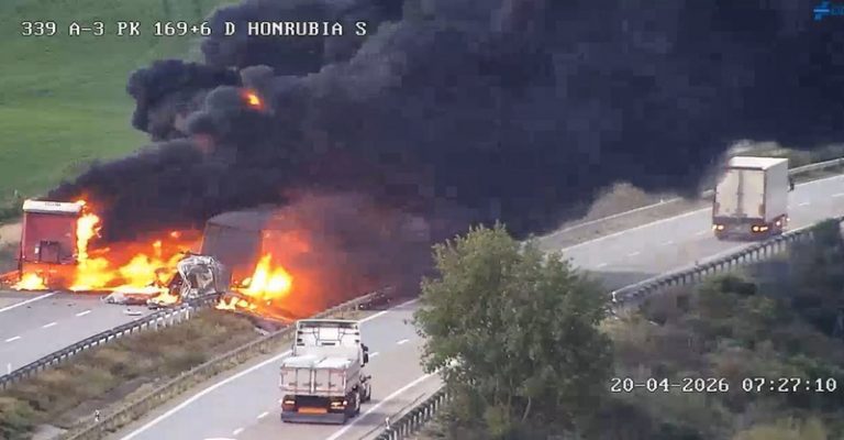 Reobert un carril de la A-3 després de més de 30 hores tallada pel xoc de dos camions a Conca