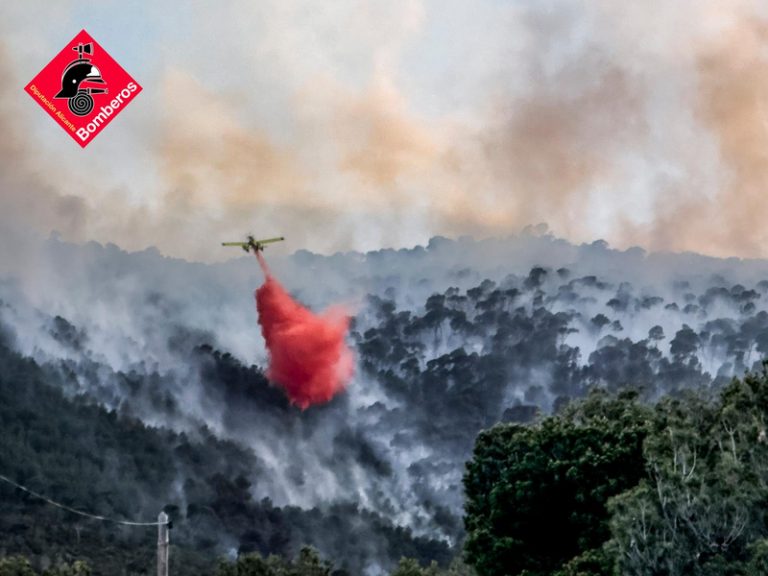 Es retiren els mitjans aeris de l’incendi de Tibi per falta de llum solar