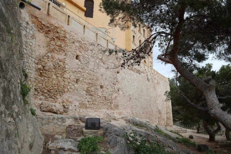 La UE finança amb 111.000 euros la restauració de la muralla del castell de Cullera danyada per la dana