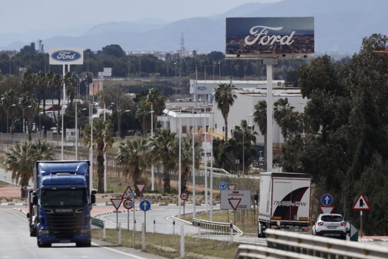 La planta de Ford a Almussafes reprén l’activitat a l’espera de definir el seu nou model