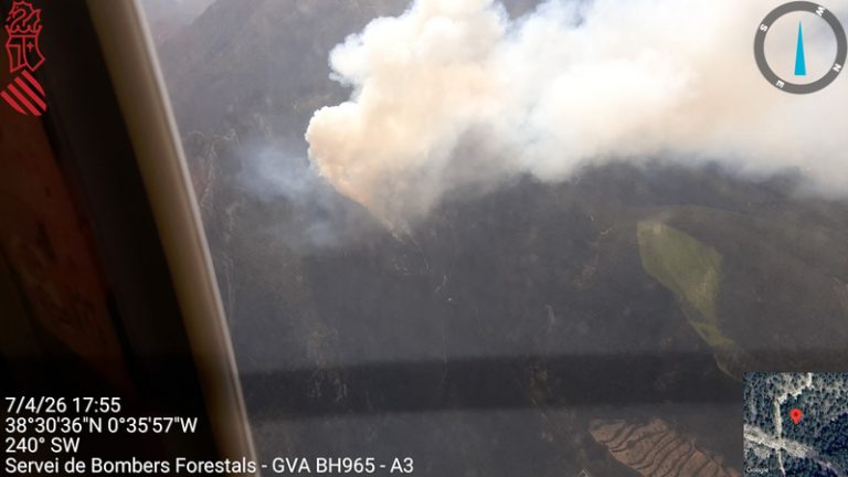 Mitjans terrestres rematen l’extinció de l’incendi forestal de Tibi a Alacant